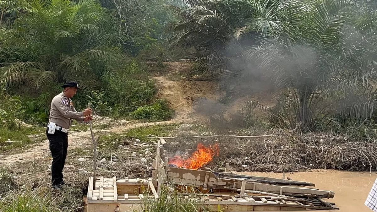 Dua Rakit Tambang Emas Liar Dimusnahkan di Kuansing