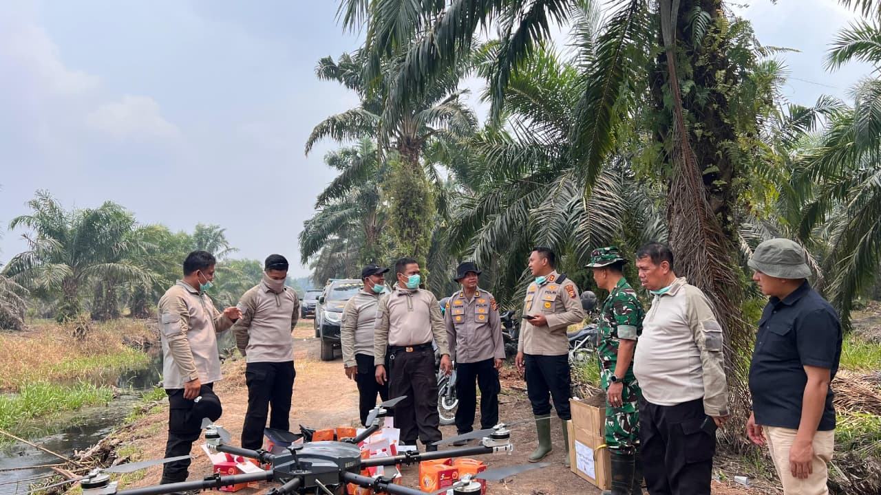 Polda Riau Pakai Drone Padamkan Karhutla di Siak