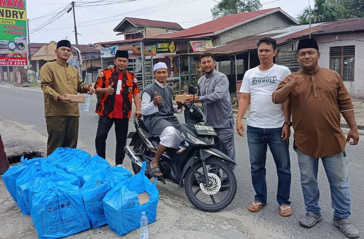 Pemuda Pancasila Pekanbaru Bagikan Nasi ke Warga