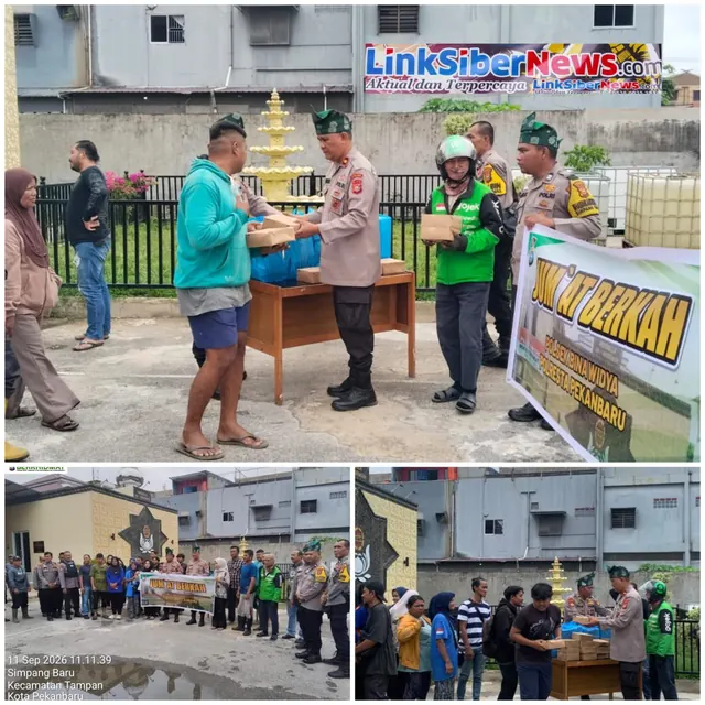 Jumat Berkah, Polsek Binawidya Bagikan Makanan